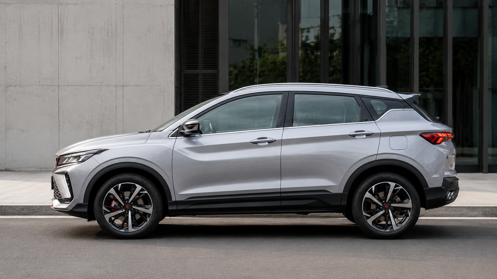 Geely Coolray сбоку